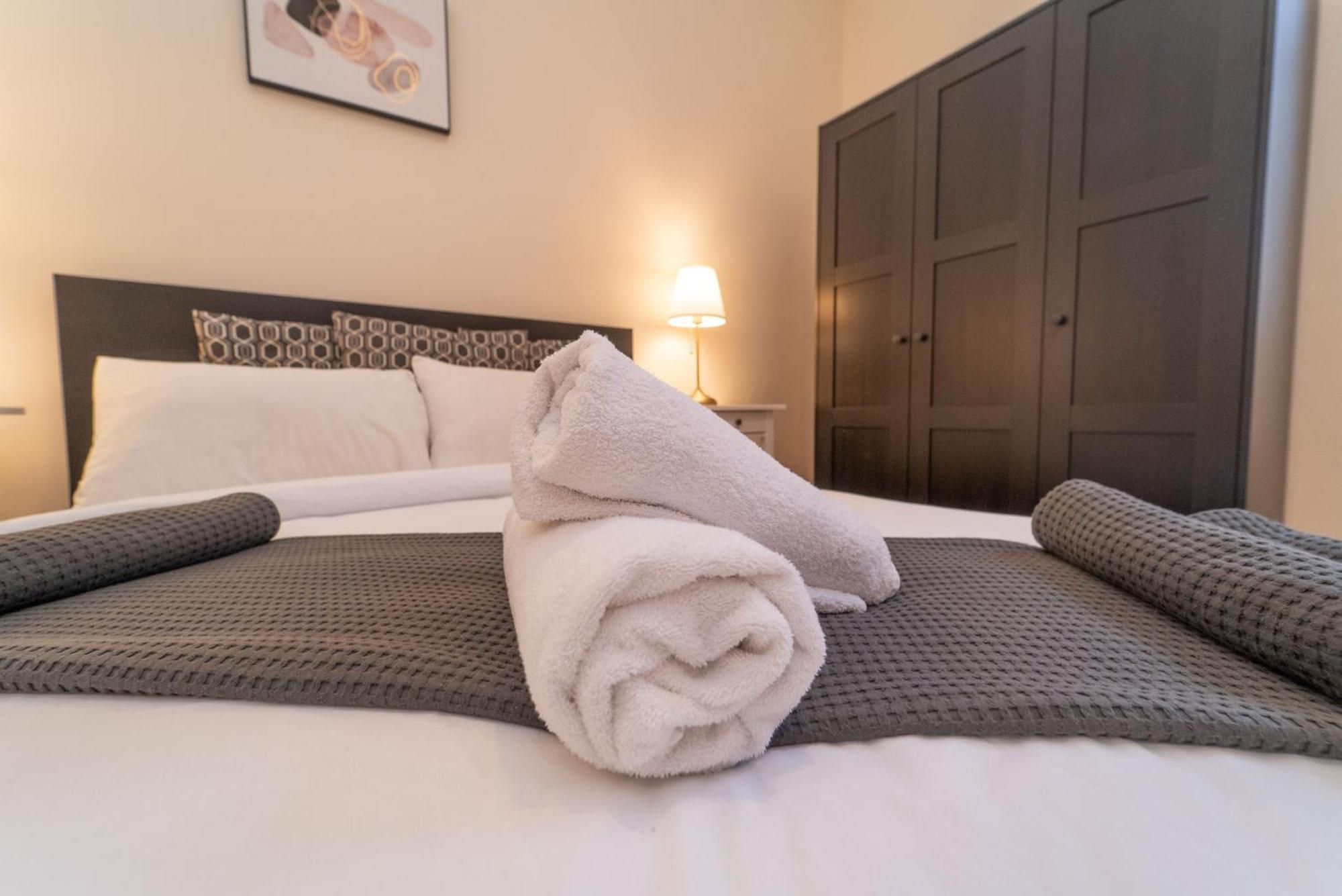 Large City Corner Apartment Единбург Екстериор снимка