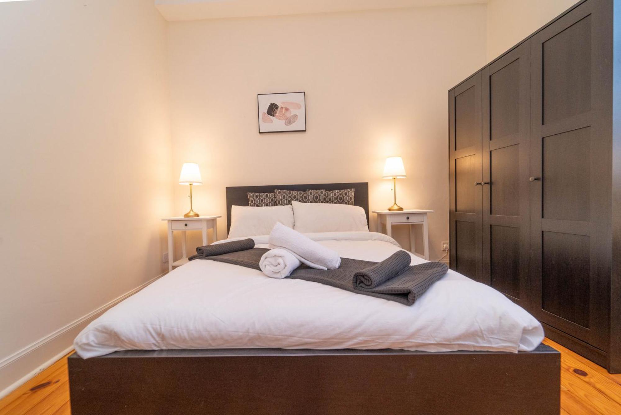 Large City Corner Apartment Единбург Екстериор снимка