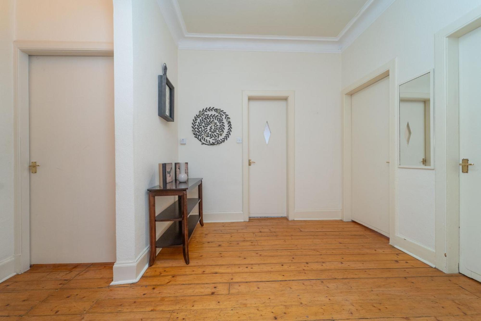 Large City Corner Apartment Единбург Екстериор снимка