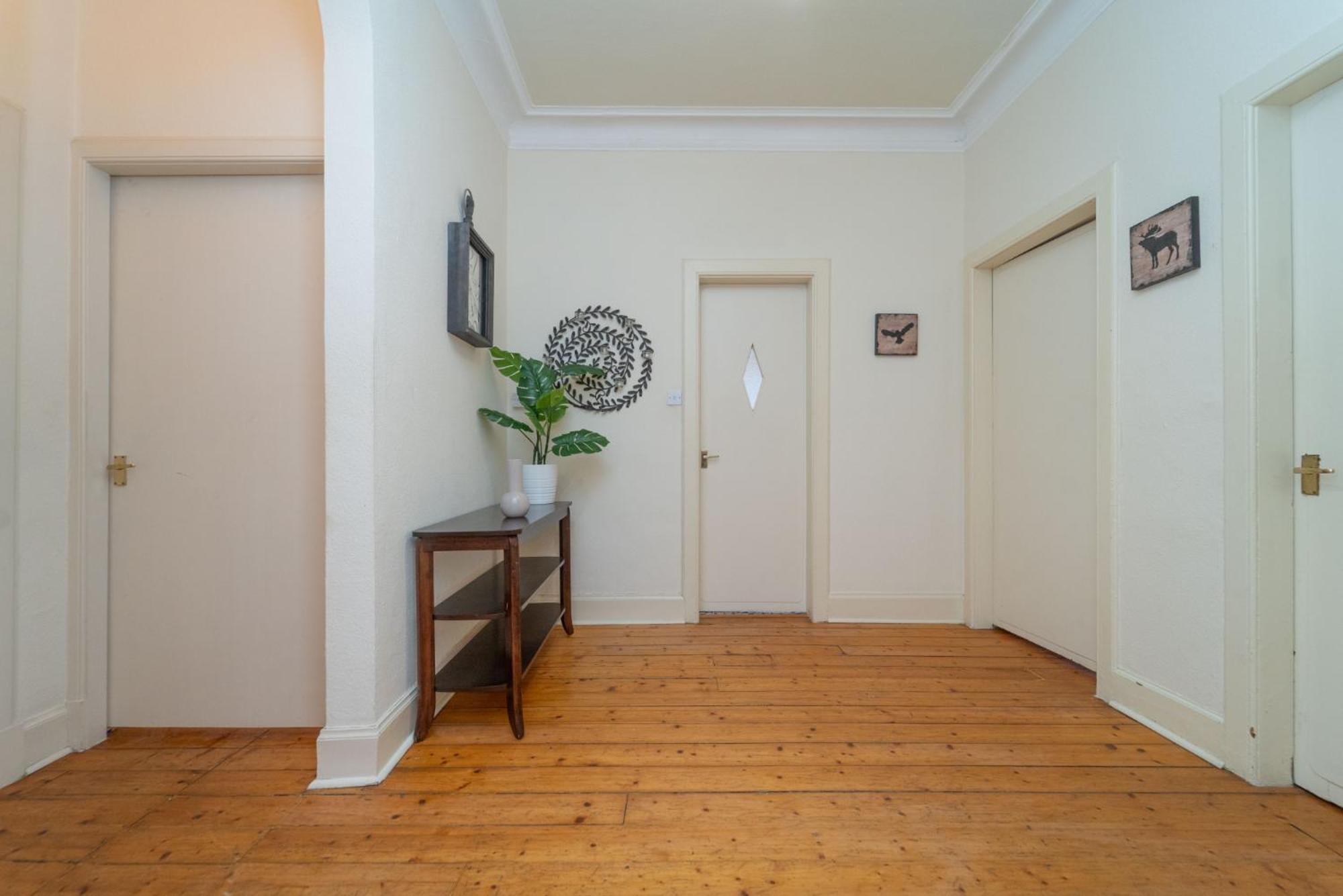 Large City Corner Apartment Единбург Екстериор снимка