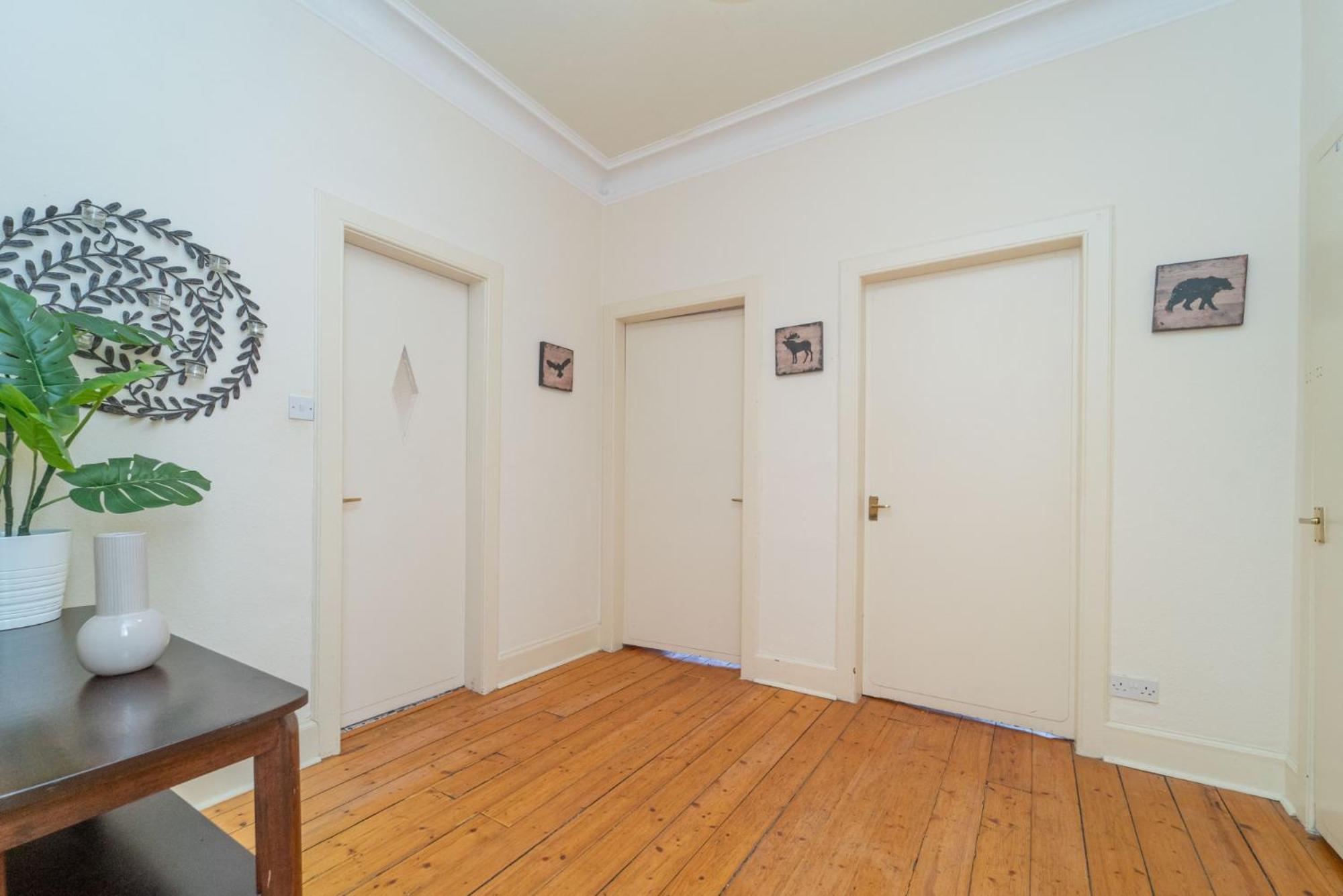 Large City Corner Apartment Единбург Екстериор снимка