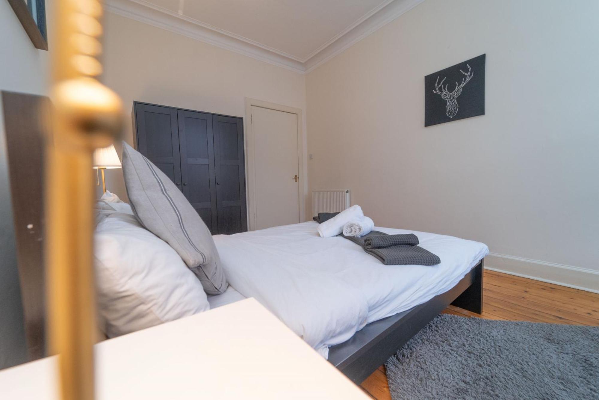 Large City Corner Apartment Единбург Екстериор снимка