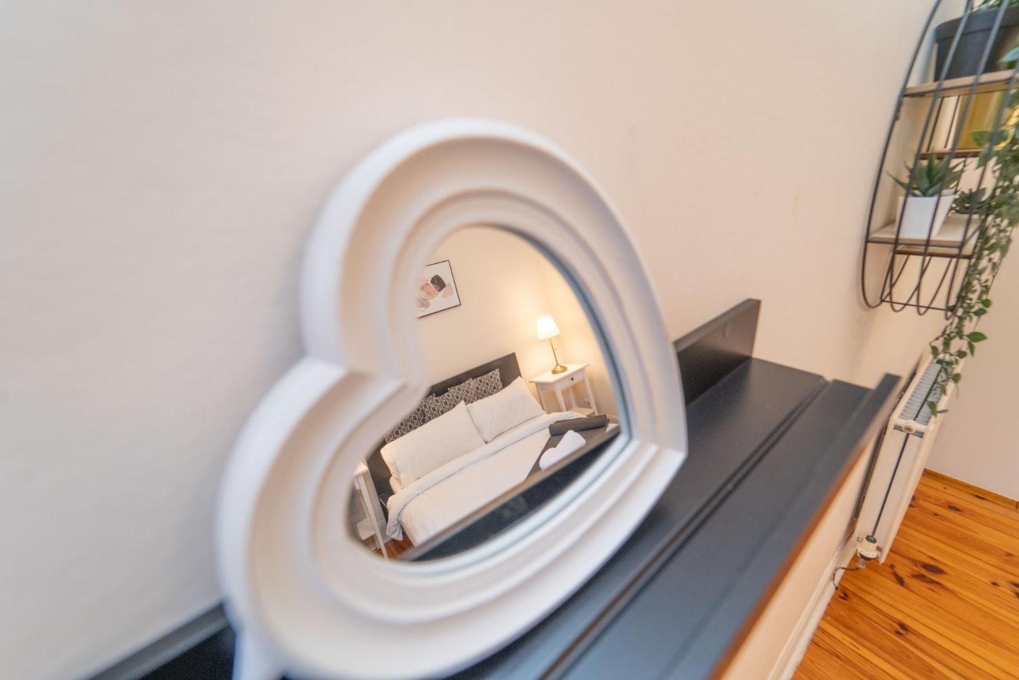Large City Corner Apartment Единбург Екстериор снимка