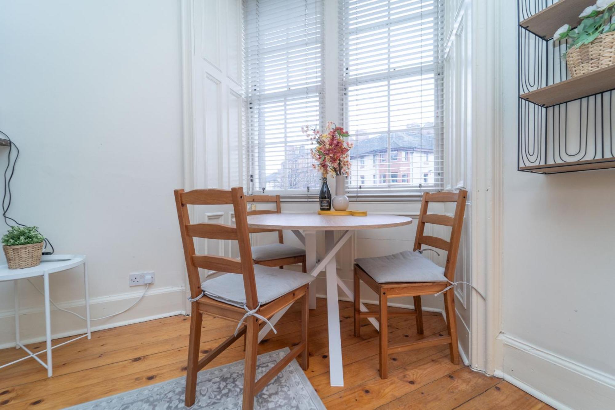 Large City Corner Apartment Единбург Екстериор снимка