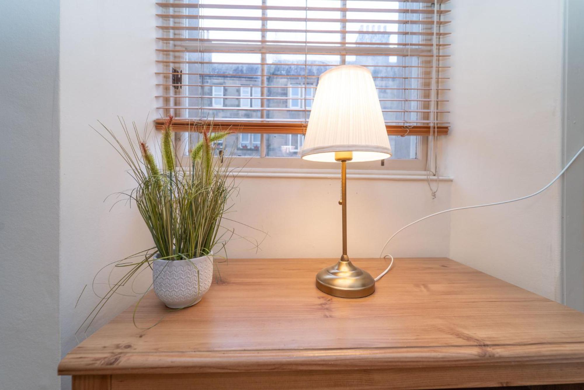 Large City Corner Apartment Единбург Екстериор снимка