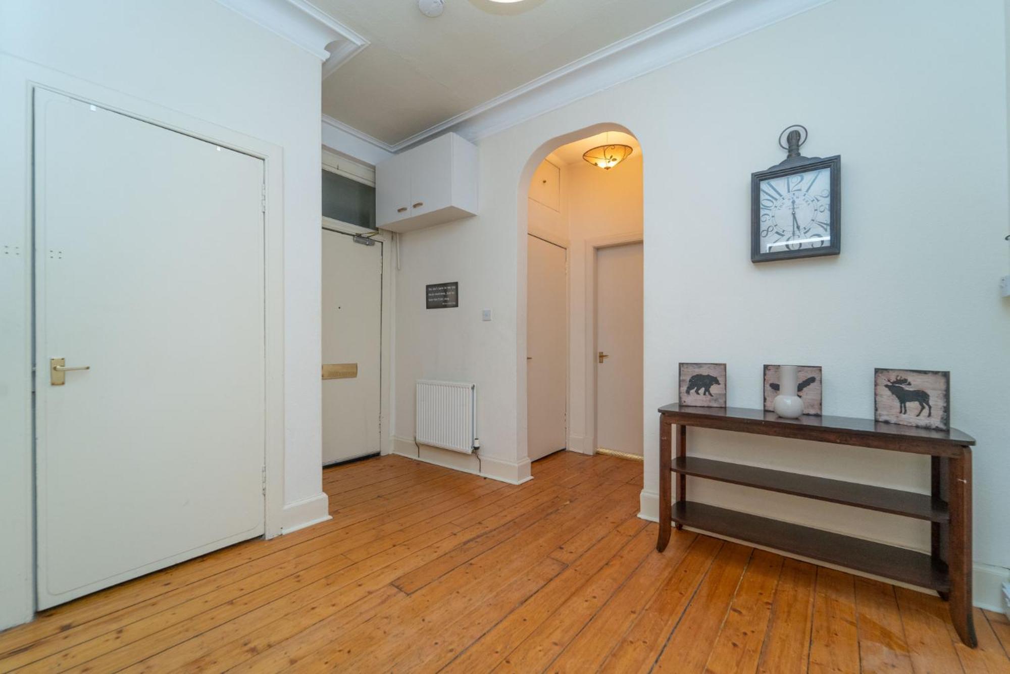 Large City Corner Apartment Единбург Екстериор снимка